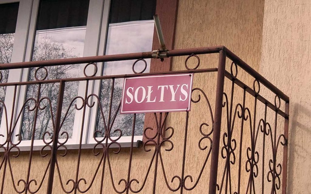 tablica na balkonie z napisem SOŁTYS
