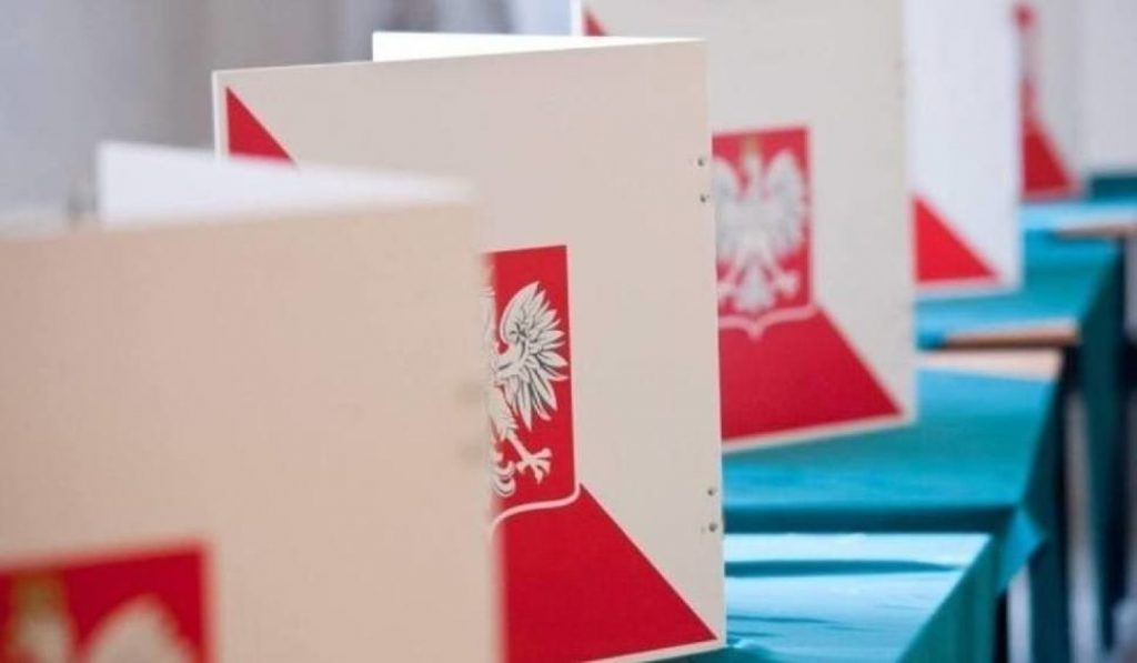 urny wyborcze z godłem Polski
