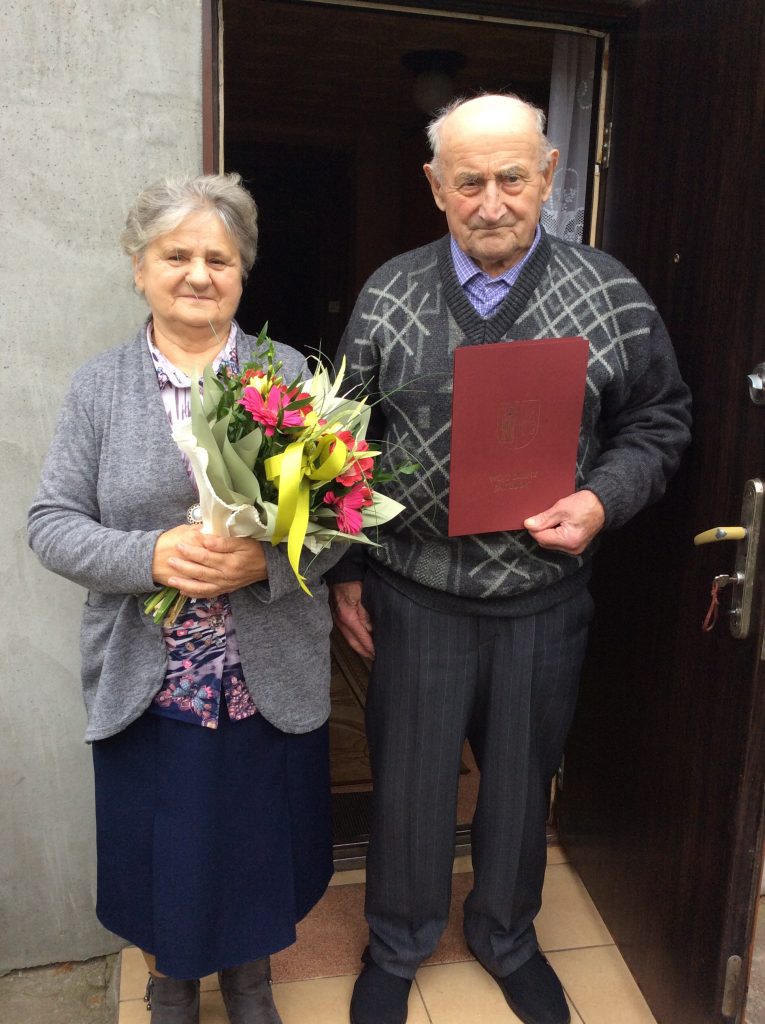 Na zdjęciu znajdują się Państwo Barbara i Jan Sobótka, którzy 15 listopada 2020 roku obchodzili jubileusz 60 lecia pożycia małżeńskiego " Diamentowe Gody"