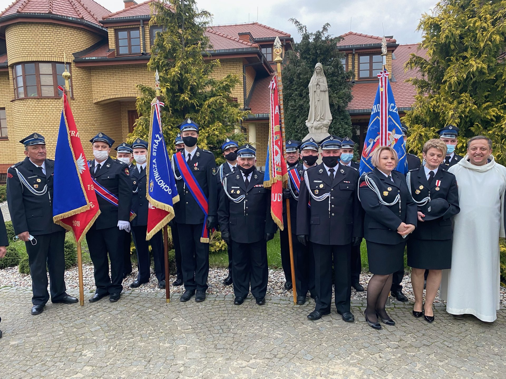 Zdjęcie przedstawia poczty sztandarowe Straży z terenu Gminy Jakubów wraz z Proboszczem Parafii Mistów - Ojcem Marcinem Borządkiem.