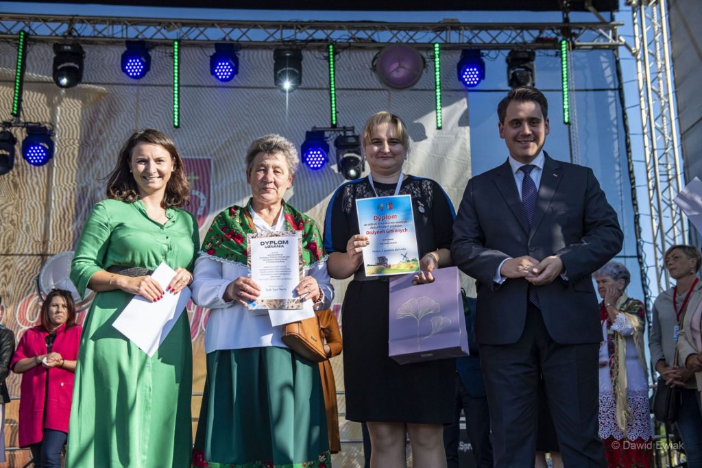 Zdjęcia dotyczą wydarzenia kulturalnego dożynek gminnych w Jakubowie
