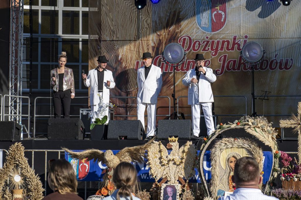 Zdjęcia dotyczą wydarzenia kulturalnego dożynek gminnych w Jakubowie