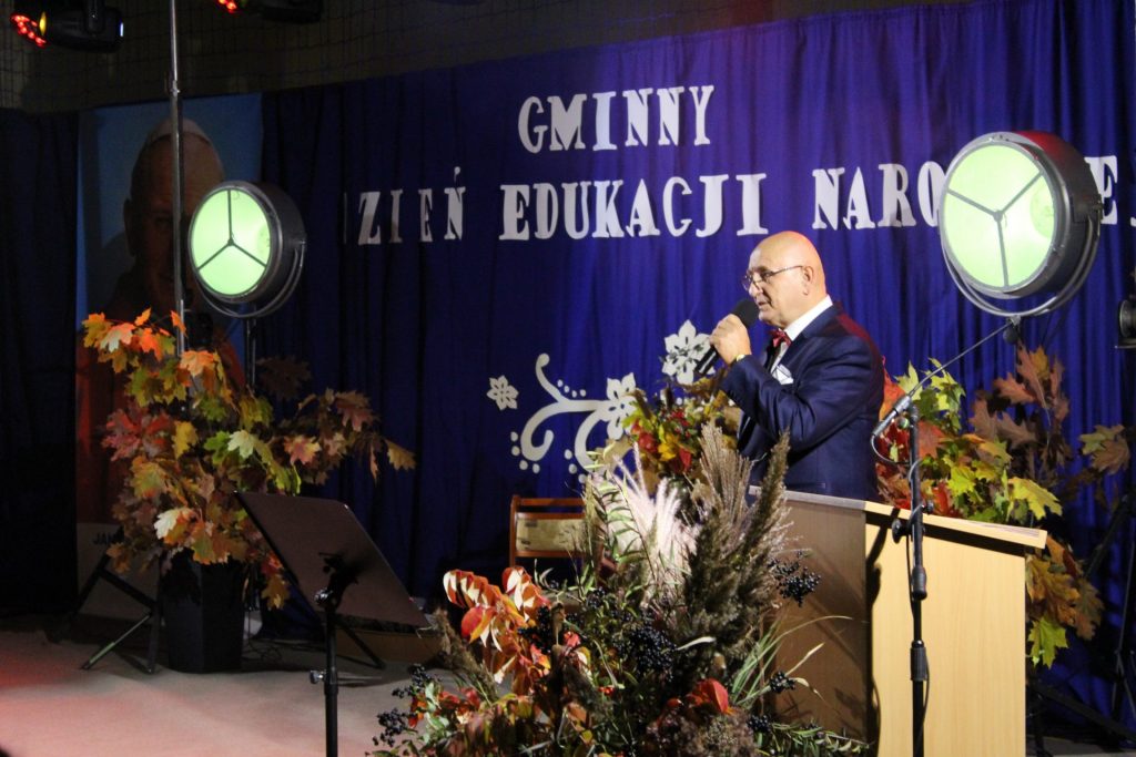 Zdjęcia przedstawiają obchody Gminnego Dnia Edukacji Narodowej w Mistowie