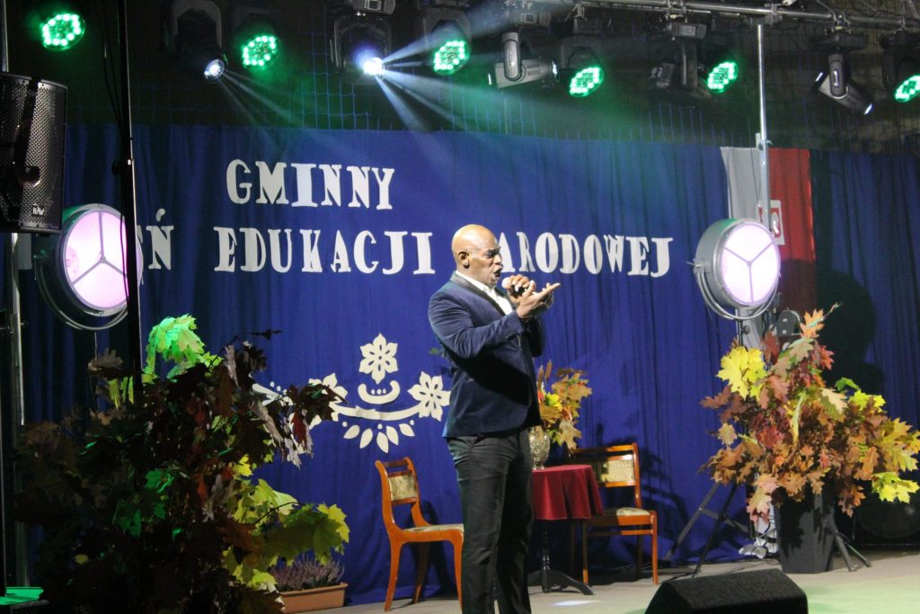 Zdjęcia przedstawiają obchody Gminnego Dnia Edukacji Narodowej w Mistowie