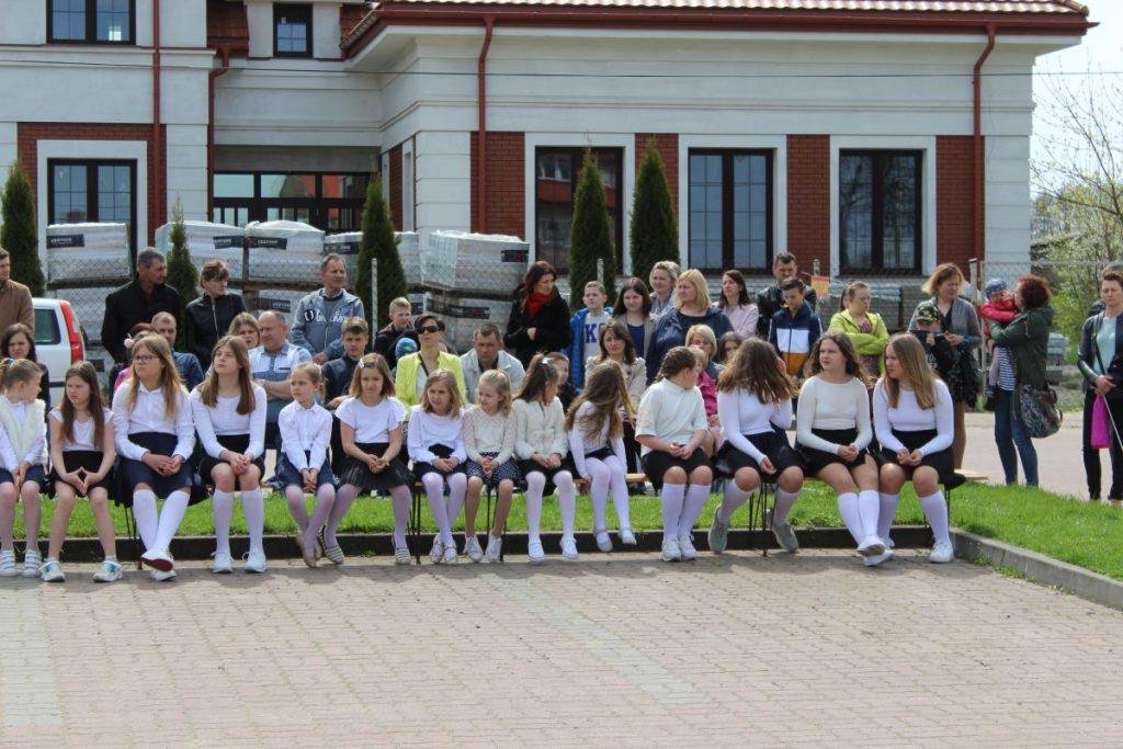 Na zdjęciu orkiestra dęta gminy Jakubów oraz zebrana na koncercie publiczność, dużo dzieci i osoby dorosłe