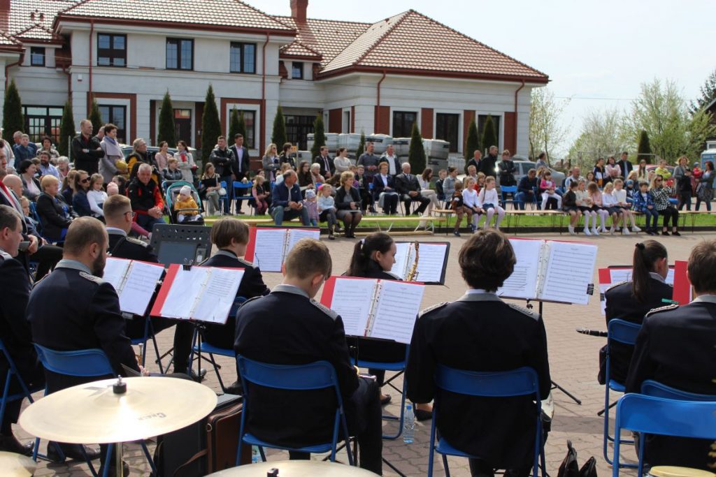 Na zdjęciu orkiestra dęta gminy Jakubów oraz zebrana na koncercie publiczność, dużo dzieci i osoby dorosłe