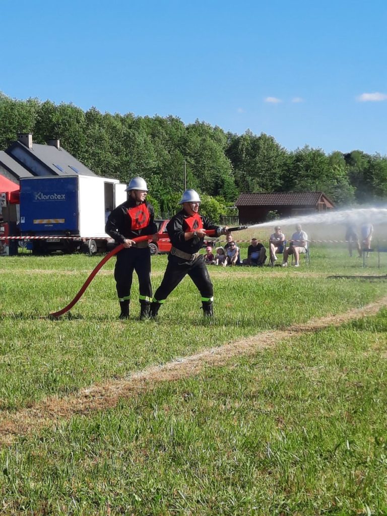 Zdjęcia obrazują przebieg zawodów strażackich , wszystkich konkurencji oraz rozdanie nagród.