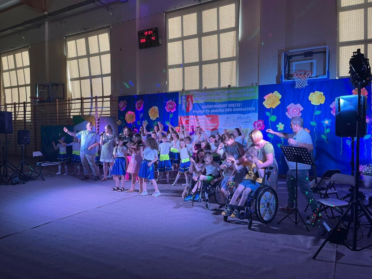 Zdjęcia przedsrtawiają pierwszy koncert charytatywny dla Stowarzyszenia Pomocy Dzieciom Niepełnosprawnym „Możesz Więcej”.