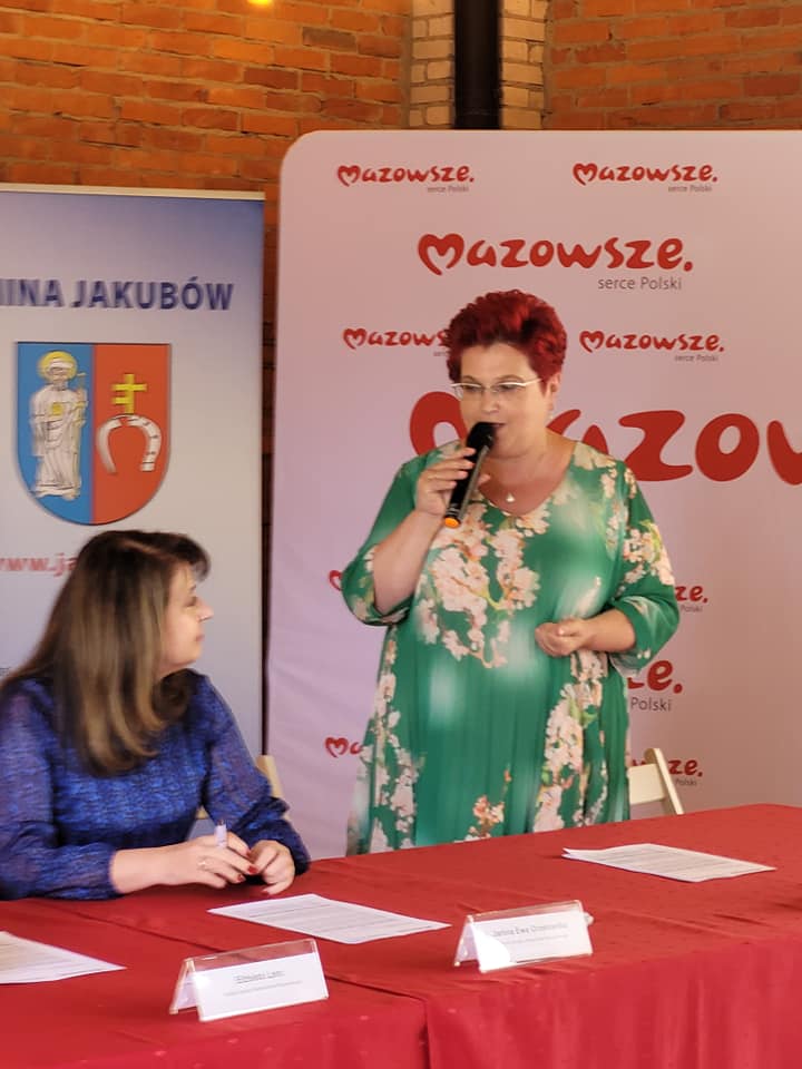 Zdjęcia przedstawiają podpisanie umów przez włodarzy Gminy Jakubów z Samorządem Województwa Mazowieckiego.