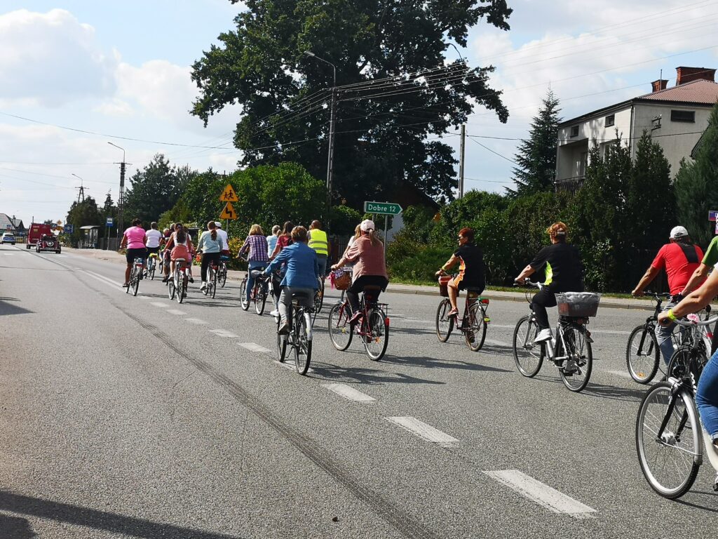 Zdjęcie przedstawia rowerzystów, uczestniczących w VII Międzygminnym rajdzie rowerowym w dniu 4 września 2022 roku.