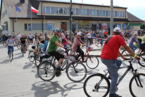 Zdjęcie przedstawia rowerzystów, uczestniczących w VII Międzygminnym rajdzie rowerowym w dniu 4 września 2022 roku.