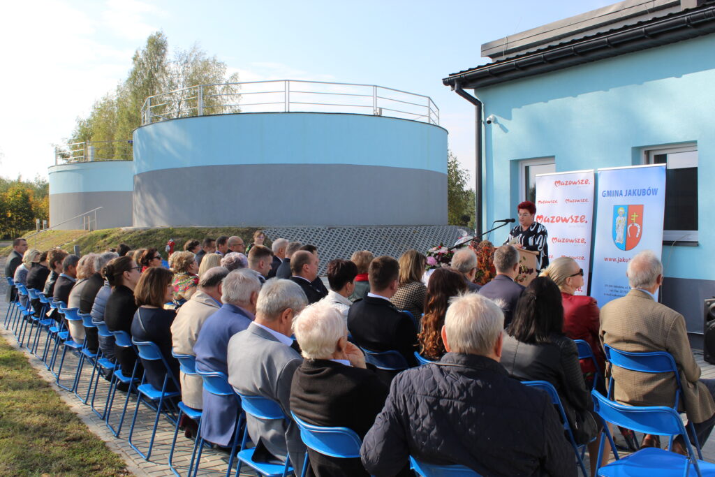 Wspólne zdjęcie przedstawiające uczestników uroczystego Otwarcia Stacji Uzdatniania Wody w Mistowie w dniu 8 października 2022 roku.