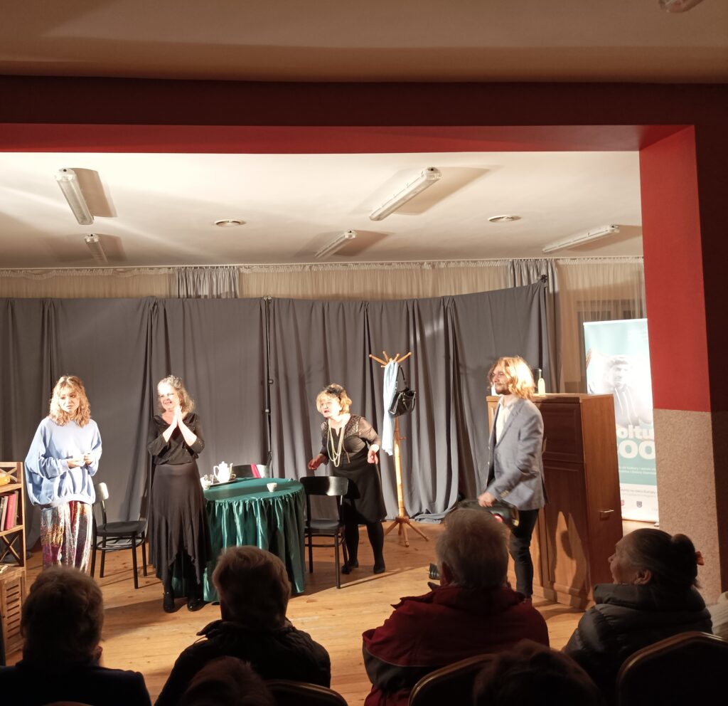 Galeria zdjęć ze spektaklu teatralnego pt. „Czerwone sukienki”, który odbył się w Remizie Ochotniczej Straży Pożarnej w Jakubowie w dniu 6 listopada 2022 roku.