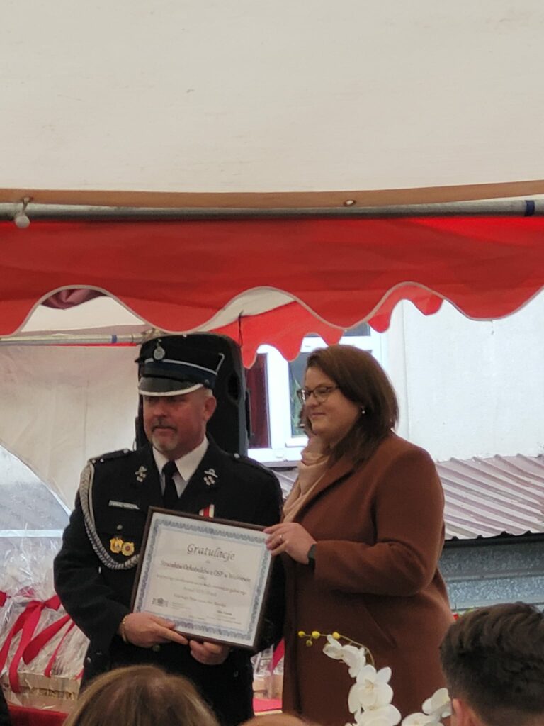Zdjęcia przedstawiają przebieg uroczystości poświęcenia nowego wozu bojowego dla Ochotniczej Straży Pożarnej w Wiśniewie w dniu 5 listopada 2022 roku.