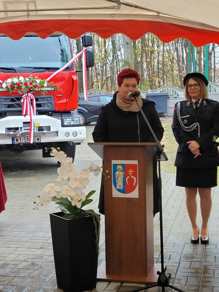 Zdjęcia przedstawiają przebieg uroczystości poświęcenia nowego wozu bojowego dla Ochotniczej Straży Pożarnej w Wiśniewie w dniu 5 listopada 2022 roku.