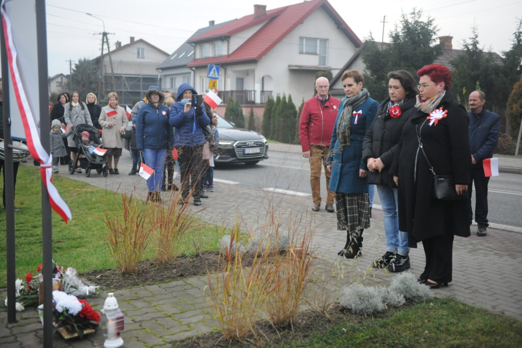 Mieszkańcy Jakubowa i zaproszeni goście uczestniczą w marszu. Składają pod pomnikami kwiaty. Słuchają koncertu pt. ,,Śpiewam dla Ciebie Polsko