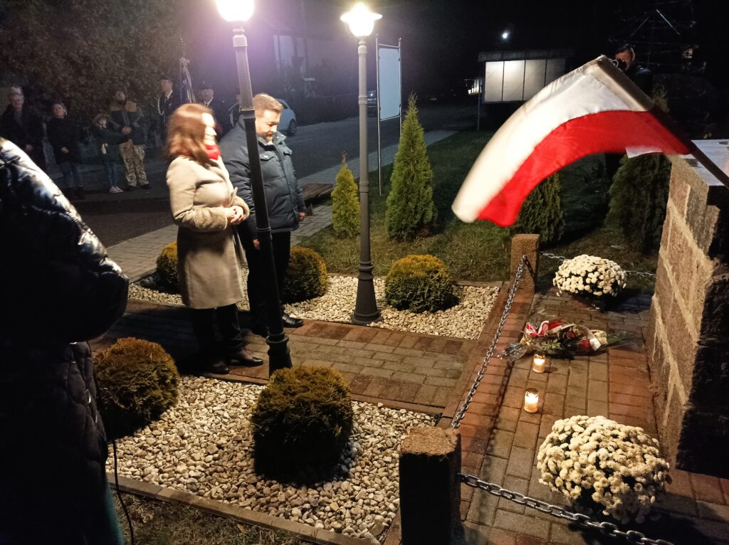 Miejsce Pamięci Narodowej w Ludwinowie - Pomnik Poświęcony Pamięci Poległym Za Ojczyznę Odsłoniętym W 20 Rocznicę Odzyskania Niepodległości tj. w 1938 roku
