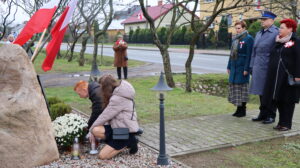 Mieszkańcy Jakubowa i zaproszeni goście uczestniczą w marszu. Składają pod pomnikami kwiaty. Słuchają koncertu pt. ,,Śpiewam dla Ciebie Polsko"