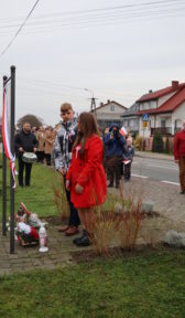 Mieszkańcy Jakubowa i zaproszeni goście uczestniczą w marszu. Składają pod pomnikami kwiaty. Słuchają koncertu pt. ,,Śpiewam dla Ciebie Polsko"