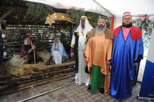 Zdjęcia przedstawiaja uczestników uroczystego Mazowieckiego Orszaku Trzech Króli
