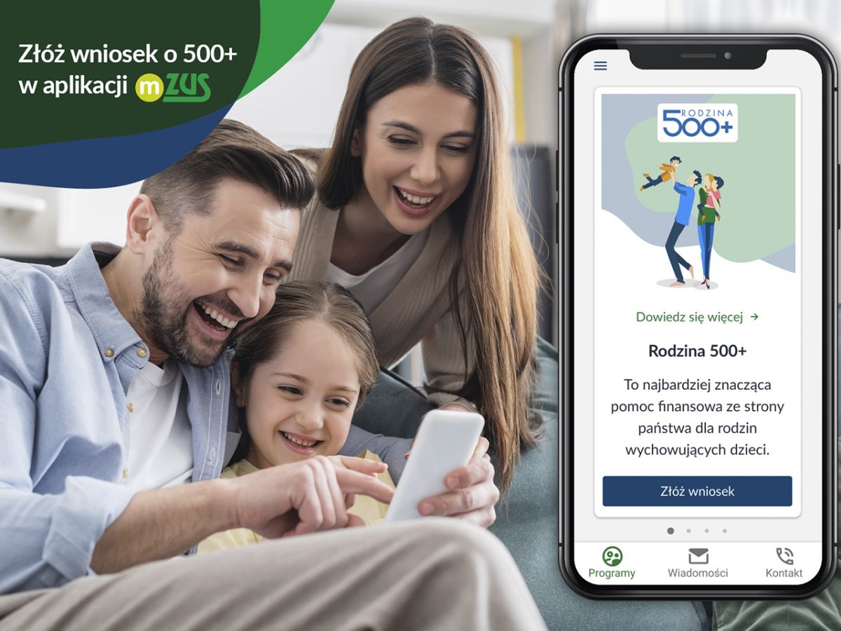 rodzina ogląda coś na telefonie obok telefon z napisem 500+