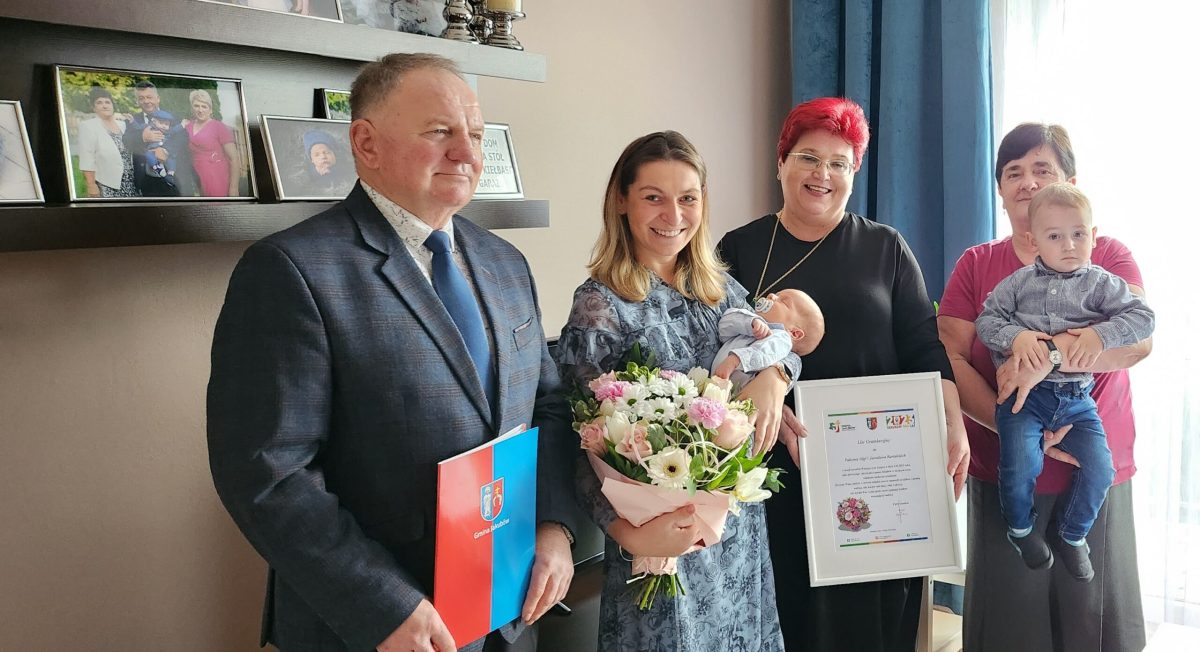 zdjęcia mamy z noworodkiem. Przedstawiają pokój i osoby koło nich.