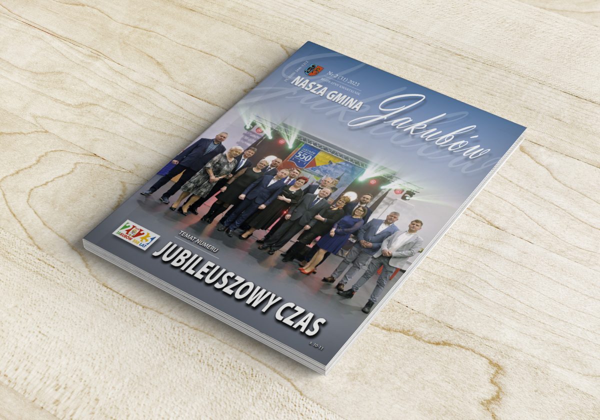 na drewnianym jasnym podłożu leży magazyn z tekste, i JUBILEUSZOWY CZAS