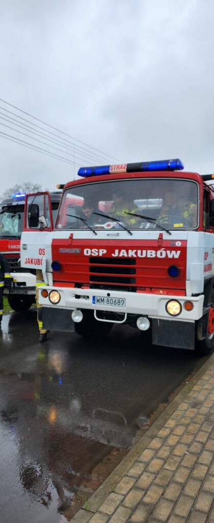 Na zdjęciach znajdują się druhowie z ochotniczych straży pożarnych z ternu gminy Jakubów którzy biorą udział w ćwiczeniach bojowych, gdzie dostarczają wodę na odległość ponad 1 km podczas pożaru lasu.