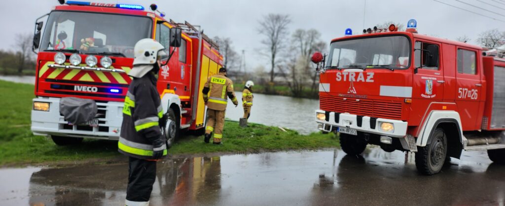 Na zdjęciach znajdują się druhowie z ochotniczych straży pożarnych z ternu gminy Jakubów którzy biorą udział w ćwiczeniach bojowych, gdzie dostarczają wodę na odległość ponad 1 km podczas pożaru lasu.