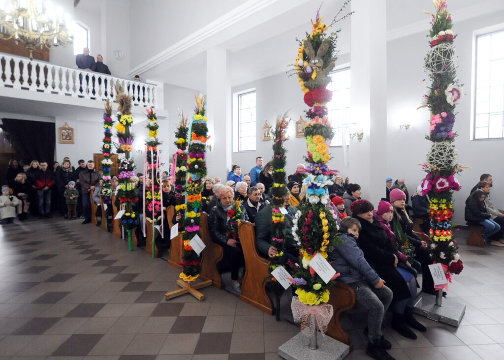 Fotografie przedstawiające ludzi na uroczystości Niedzieli palmowej.