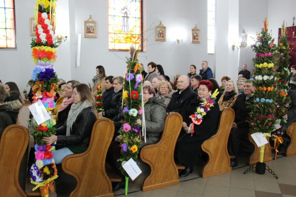 Fotografie przedstawiające ludzi na uroczystości Niedzieli palmowej.