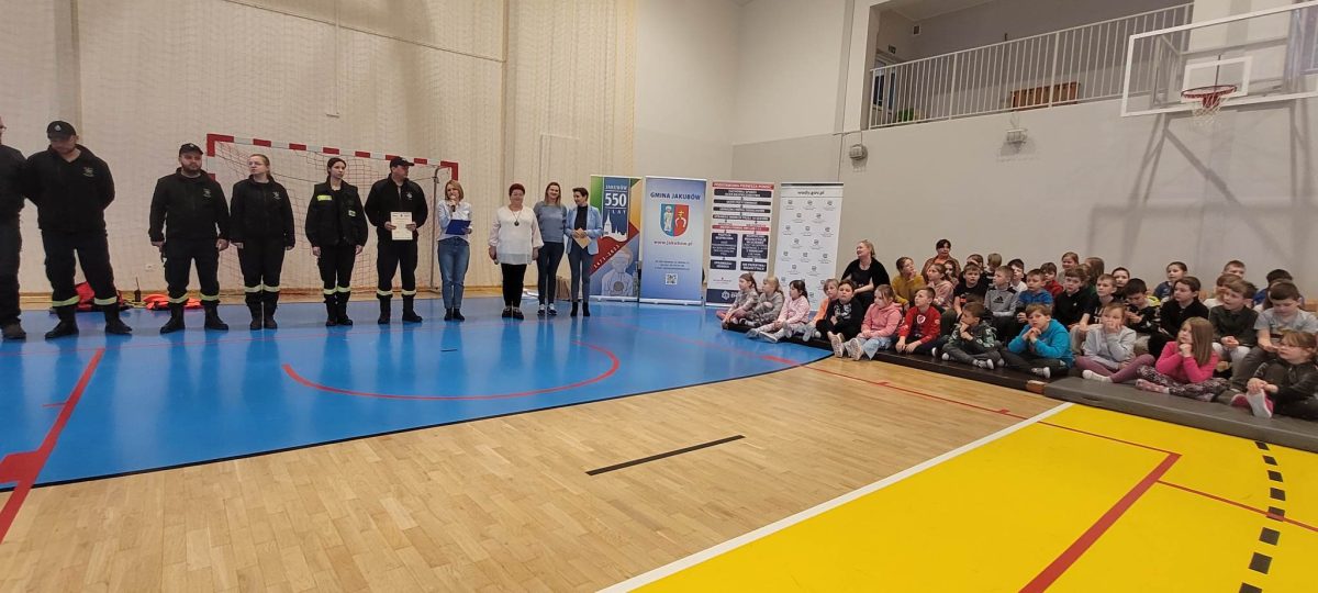 na zdjęciu widać wójta gminy, dyrektora szkoły oraz dzieci i strażaków