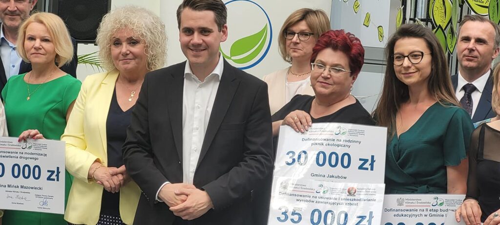 29 maja 2023 roku Gmina Jakubów otrzymała kolejne wsparcie finansowe – tym razem ze środków Wojewódzkiego Funduszu Ochrony Środowiska i Gospodarki wodnej – na działania związane z ochroną środowiska.