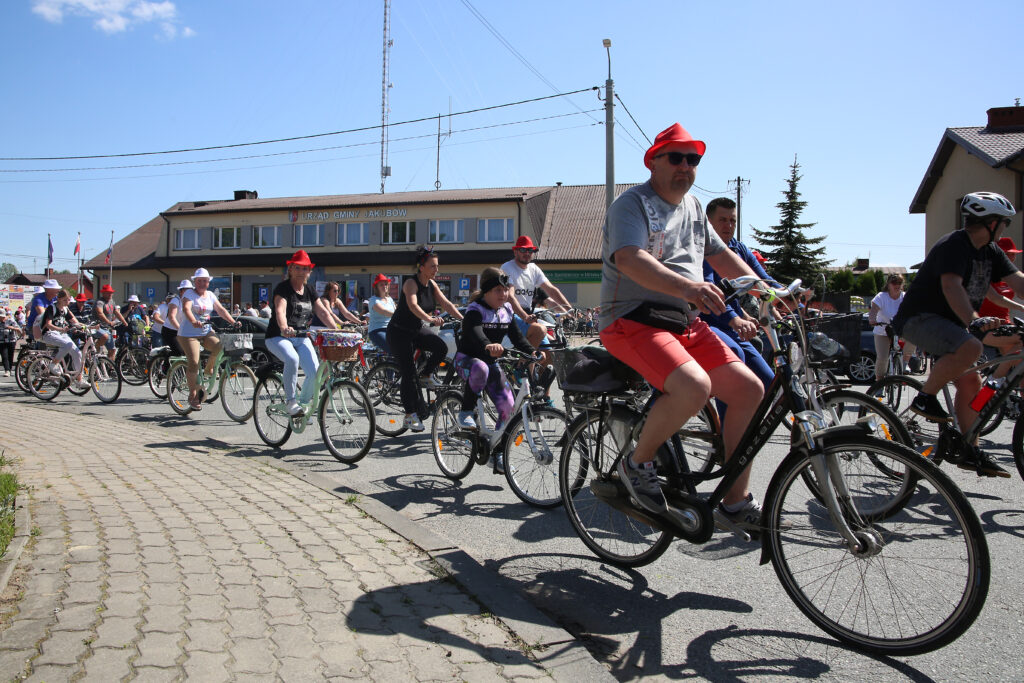 Gminny Rajd Rowerowy. Zdjęcia przedstawiają rowerzystów na trasie rajdu oraz na mecie.