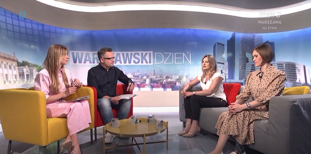 Zrzut ekranu z programu telewizyjnegpo cztery osoby na fotelach