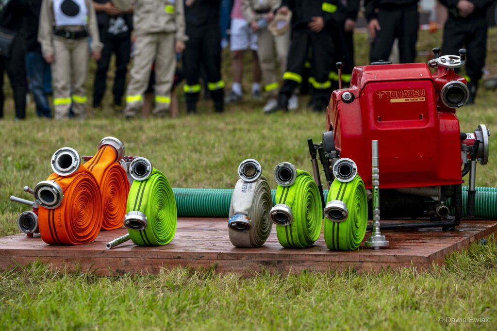 Na zdjęciu znajduje się sprzęt strażacki, który był wykorzystany podczas zawodów strażackich