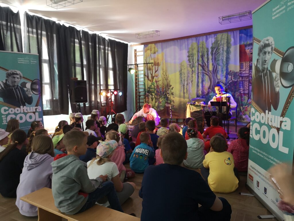Na początku czerwca dzieci ze szkoły podstawowej w Wiśniewie mogły obejrzeć spektakl teatralny Pamuk w wykonaniu tatarskiej grupy teatralnej współpracującej z gminą Jakubów w ramach projektu . „COOLtura jest COOL.