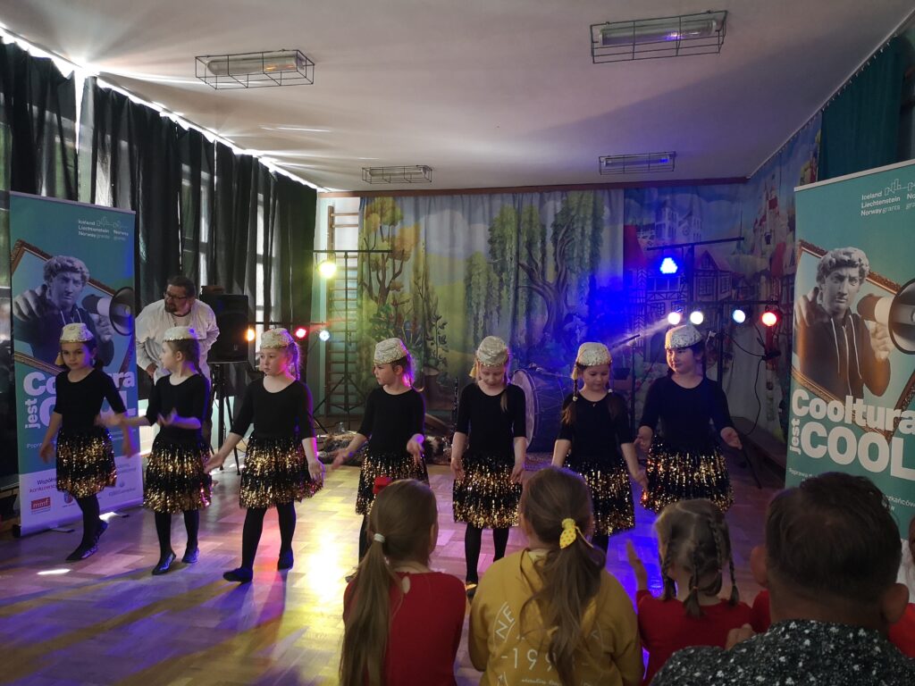 Na początku czerwca dzieci ze szkoły podstawowej w Wiśniewie mogły obejrzeć spektakl teatralny Pamuk w wykonaniu tatarskiej grupy teatralnej współpracującej z gminą Jakubów w ramach projektu . „COOLtura jest COOL.