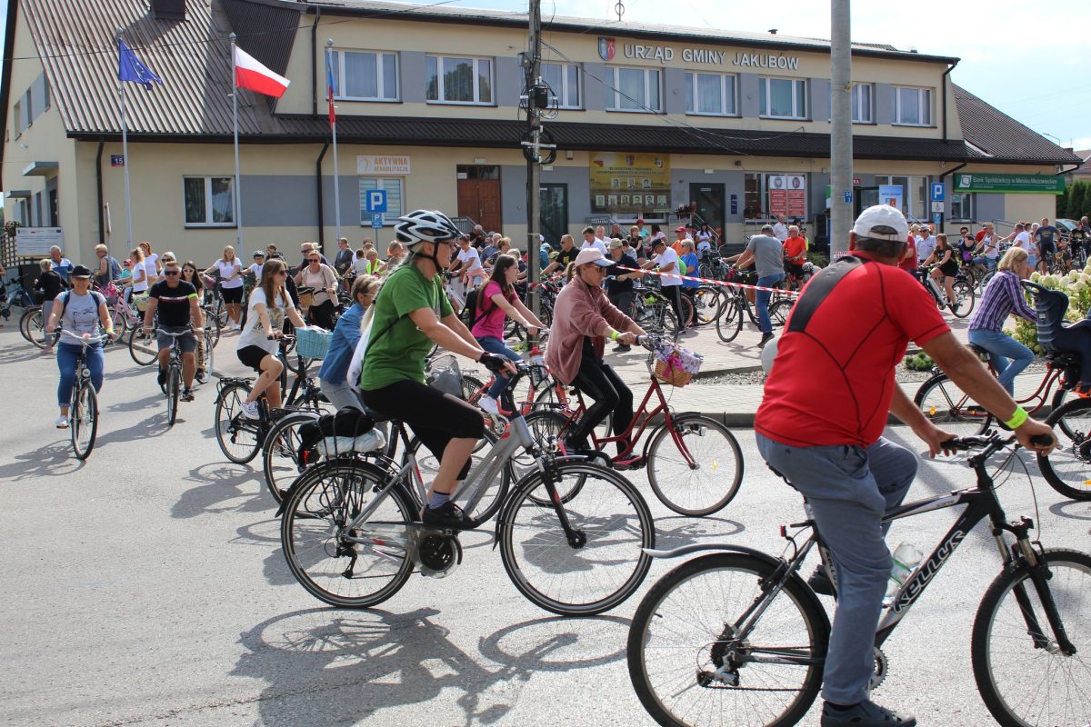 Rowerzyści ruszający spod budynku