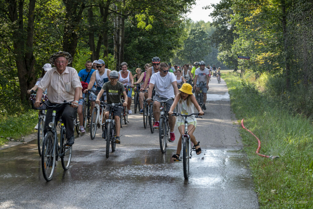 Na zdjęciach widać osoby jadące na rowerach, przez pola lasy itd