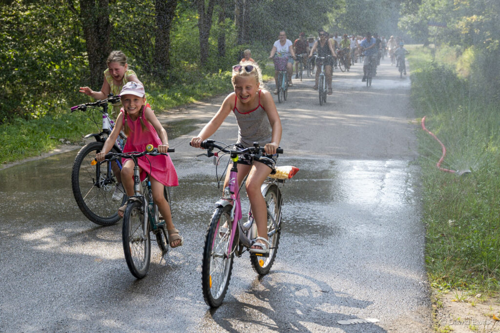 Na zdjęciach widać osoby jadące na rowerach, przez pola lasy itd
