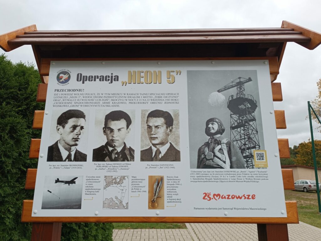 Odsłonięcie tablicy informacyjnej operacyjna NEON 5 upamiętniająca zrzut Cichociemnych AK na terenie Gminy Jakubów oraz peleton biegaczy. Rozdanie dyplomów na terenie OSP Mistów.