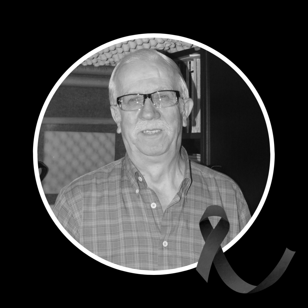 czarno-białe zdjęcie mężczyzny w okularach i szarfa żałobna