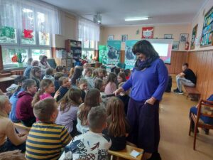 Znana i lubiana aktorka Edyta Jungowska po raz drugi zabrała dzieci z naszej gminy w świat książek autorów skandynawskich. Tym razem gościła w szkole podstawowej w Mistowie.