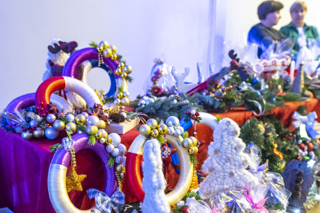 To już tradycja, że tydzień przed Świętami Bożego Narodzenia odbywa się Wigilia Gminna w Jakubowie. Tak było również i w tym roku, 17 grudnia w hali sportowej Szkoły Podstawowej w Jakubowie.