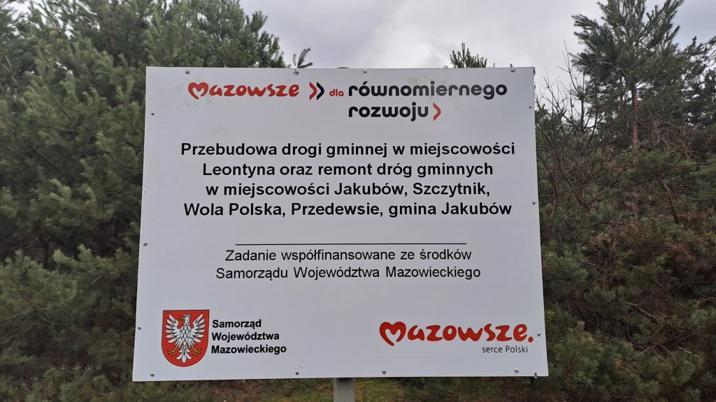 Na ekranie widoczny jest znak drogowy w języku polskim, który jest udostępniany przez drogi, które są finansowe przez województwo mazowieckie. Znak zawiera tekst i symbole zawierające dziesięć komunikatów.