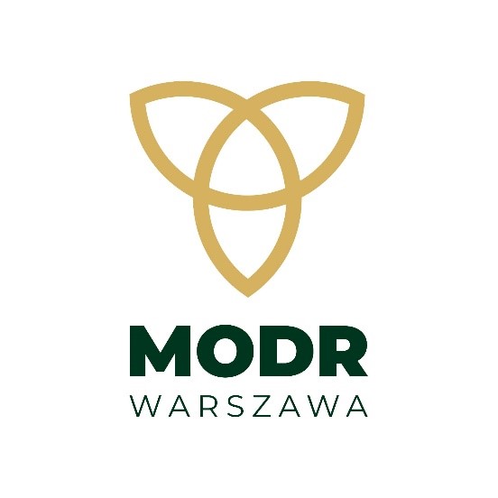 Na obrazku jest logo organizacji Modr Warszawa. Prezentuje on stylizowany złoty emblemat pod nazwą organizacji na użytek ciemnozielonym tekstem.