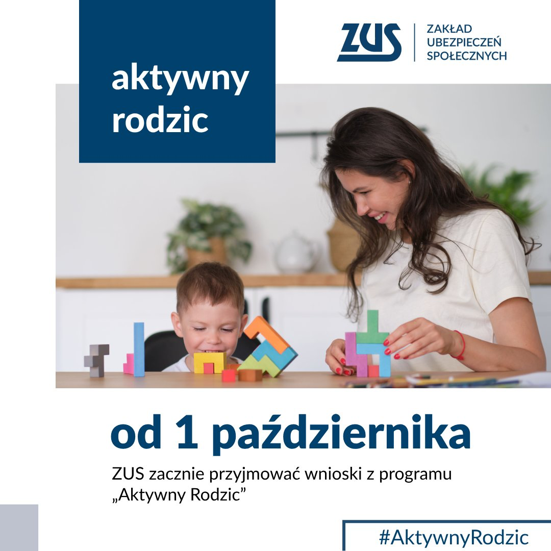 Na obrazku pojawia się kobieta bawiąca się z uroczymi klockami. Niebieski baner z napisem „aktywny rodzic” jest dostępny od 1 października ZUS ma zastosowanie do wniosków z programu „Aktywny Rodzic”.