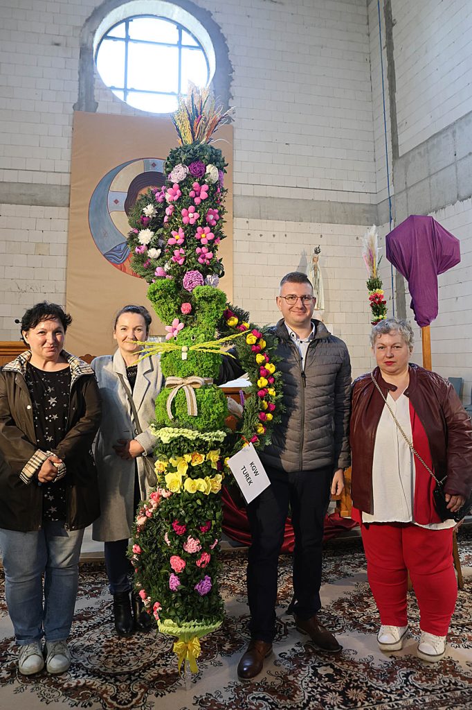Na obrazku znajdują się cztery osoby, które znajdują się w pomieszczeniu obszernym, przedstawionym w kwiatowej. Na plakietce umieszczonej na tej emitowanej przez widzów napisie „3 Miejsce”, co oznacza, że jest to zabezpieczenie lub nagroda za trzecie miejsce.