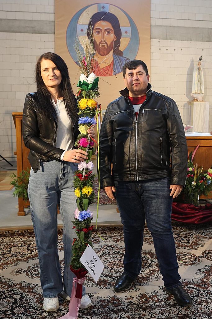 Na dwie osoby, które są w szpitalu, podlegające kompozycji kwiatowej. W tle jest ikona religijna, a do zastosowania jest mały biały znak.